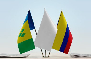 Saint Vincent ve Grenadines Kolombiya ve beyaz bayraklar kağıtlarla birlikte  