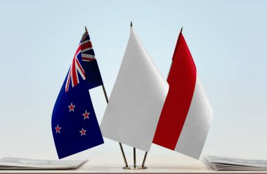 Yeni Zelanda ve Monako bayrakları kağıtlarla birlikte beklemede   