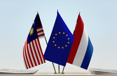 Malezya Hollanda ve eu bayrağı kağıtlarla ayakta