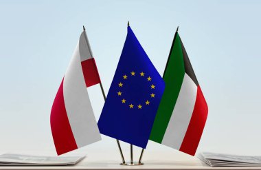 Polonya Kuveyt ve eu bayrakları kağıtlarla birlikte beklemede