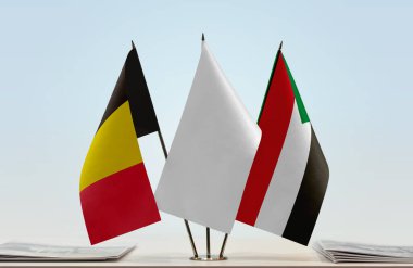 Belçika ve Sudan bayrakları tezgahta.   
