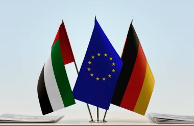 Alman bayrağı kağıtlarla beklemede 