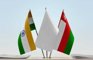 Hindistan, Umman ve beyaz bayraklar masada gazetelerle