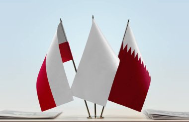 Polonya ve Katar 'ın bayrakları belgelerle ayakta   