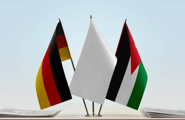 Alman bayrağı kağıtlarla beklemede 