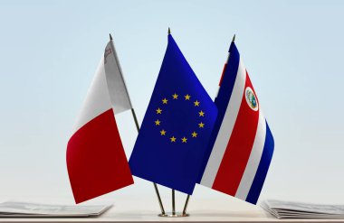 Malta Kosta Rika ve eu bayrakları gazete standında
