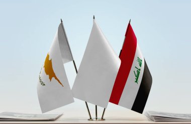 Kıbrıs Rum Kesimi ve beyaz bayraklar belgelerle ayakta  