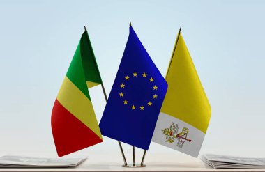 Kongo Cumhuriyeti bayrakları kağıtlarla birlikte duruyor  