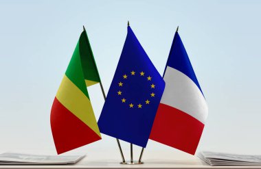 Kongo Cumhuriyeti bayrakları kağıtlarla birlikte duruyor  