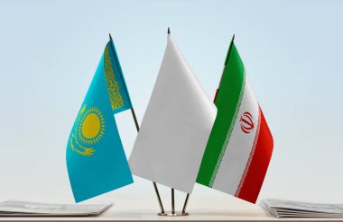 Kazakistan İran ve beyaz bayraklar belgelerle ayakta  