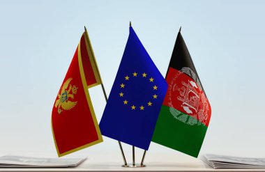 Karadağ ve eu bayrakları belgelerle ayakta