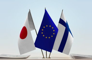 Finlandiya ve Japonya 'nın bayrakları kağıtlarla birlikte duruyor   