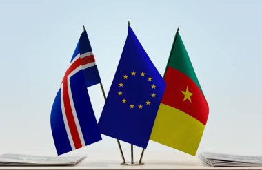 İzlanda Kamerunu ve eu bayrağı kağıtlarla birlikte duruyor
