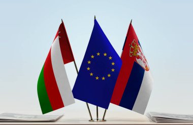 Umman Sırbistan ve eu bayrağı kağıtlarla ayakta