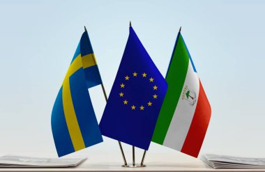 İsveç Ekvator Ginesi ve eu bayrağı kağıtlarla birlikte beklemede