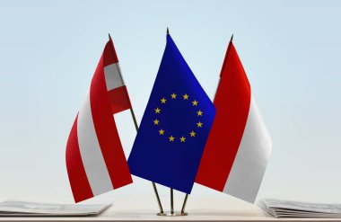 Avusturya, Endonezya ve eu bayrakları kağıtların yanında