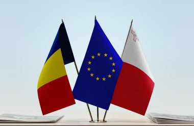 Chad ve eu bayrakları tezgahta.