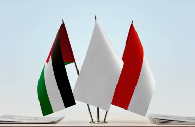 Filistin Endonezyası ve beyaz bayraklar kağıtlarla birlikte duruyor