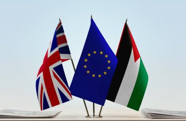 GB Filistin ve eu bayrağı kağıtlarla beklemede