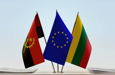 Angola, Litvanya ve eu bayrakları kağıtların yanında  