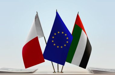 Malta BAE ve eu bayrakları kağıtların yanında duruyor