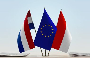 Hollanda Endonezya ve eu bayrakları kağıtlarla ayakta