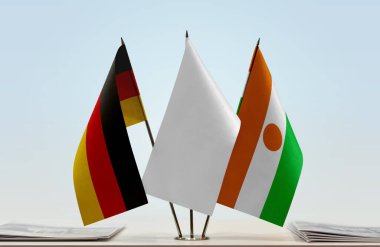 Alman bayrağı kağıtlarla beklemede 