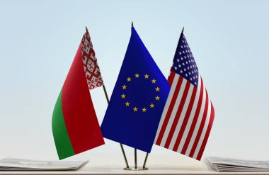 Belarus, ABD ve eu bayrakları kağıtlarla ayakta