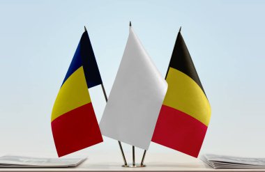Çad Belçika ve beyaz bayraklar kağıtlarla ayakta