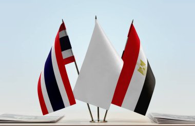 Tayland ve Mısır bayrakları tezgahta.   