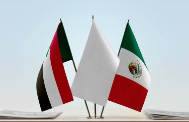 Meksika ve Sudan bayrakları tezgahta.   