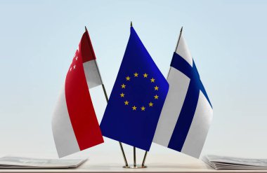 Finlandiya ve Singapur 'un bayrakları kağıtlarla birlikte duruyor  
