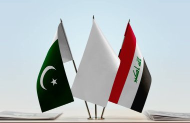 Pakistan Irak ve beyaz bayraklar belgelerle ayakta