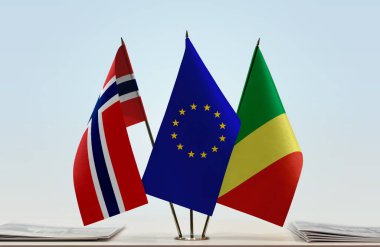 Norveç ROC ve eu bayrakları kağıtlarla beklemede