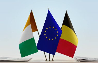 Fildişi bayraklar kağıtlarla birlikte tezgahta  