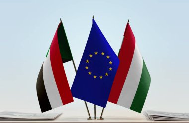 Sudan eu bayrakları tezgahta duruyor.  