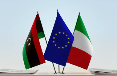 İtalya bayrağı kağıtlarla birlikte beklemede 