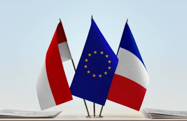  Endonezya Fransa ve eu bayrakları kağıtlarla ayakta  