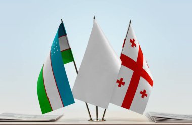 Özbekistan bayrakları kağıtlarla ayakta