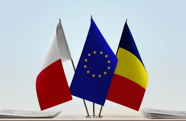 Malta Çad ve eu bayrakları kağıtlarla ayakta