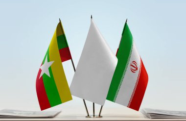 Myanmar İran ve beyaz bayraklar evraklarla ayakta