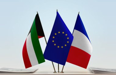 Fransa, Kuveyt ve beyaz bayraklar kağıtlarla ayakta