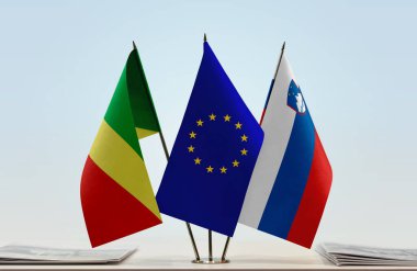 Kongo Cumhuriyeti bayrakları kağıtlarla birlikte duruyor  