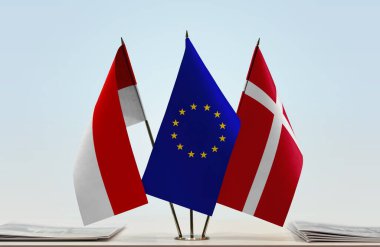 Endonezya Danimarka ve eu bayrakları kağıtların yanında duruyor  