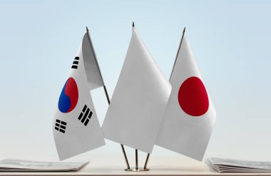  ve Japonya kağıtlarla ayakta duruyor.   