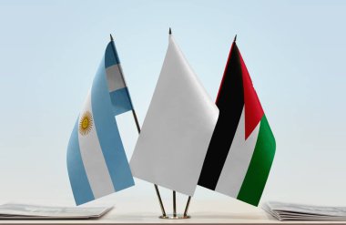 Arjantin 'in bayrakları kağıtlarla birlikte duruyor   