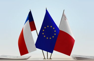 Şili ve eu bayrakları kağıtlarla ayakta  