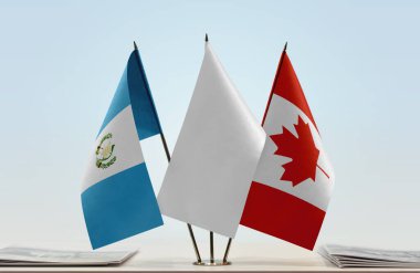 Guatemala Kanada bayrakları tezgahta.