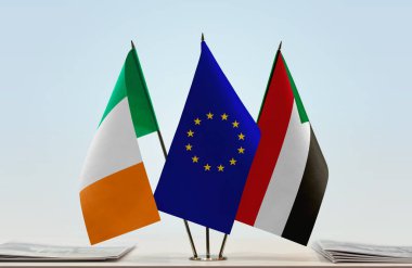 İrlanda Sudan ve eu bayrağı kağıtlarla ayakta