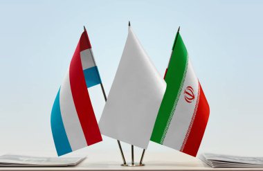  Beyaz bayraklar ve kağıtlar.  